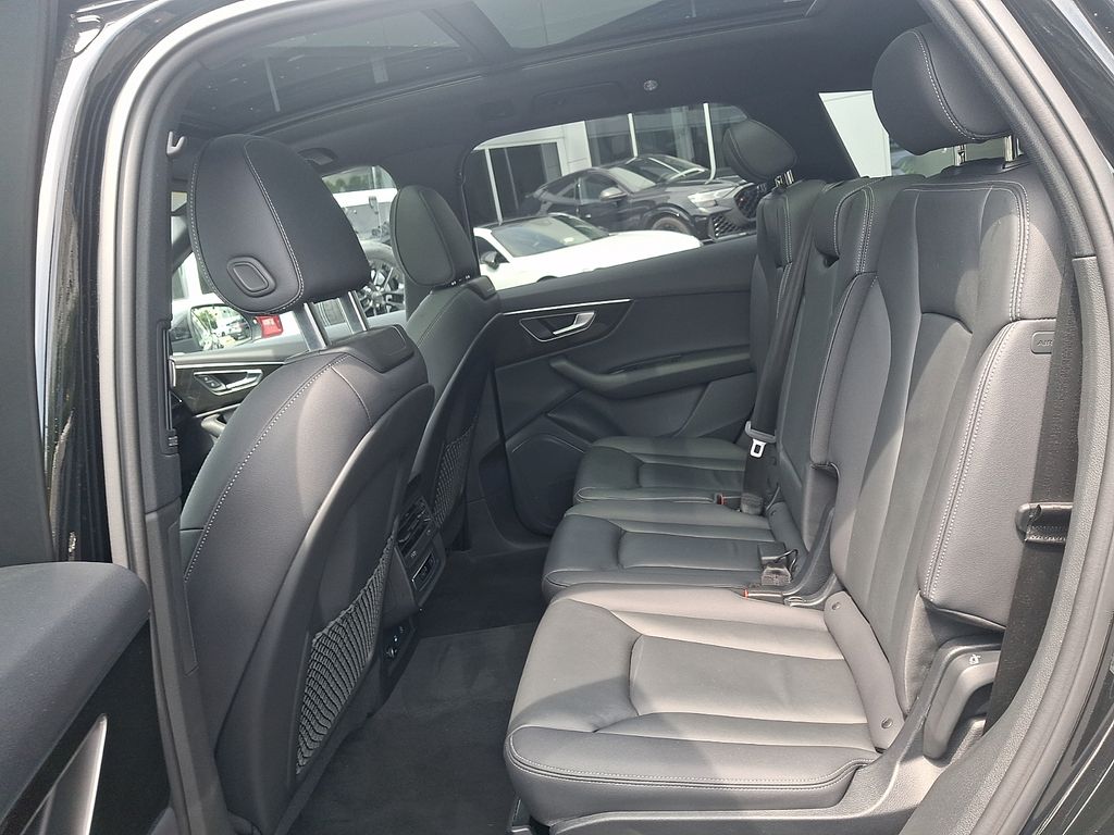 Thumbnail: 2025 Audi Q7 - 10