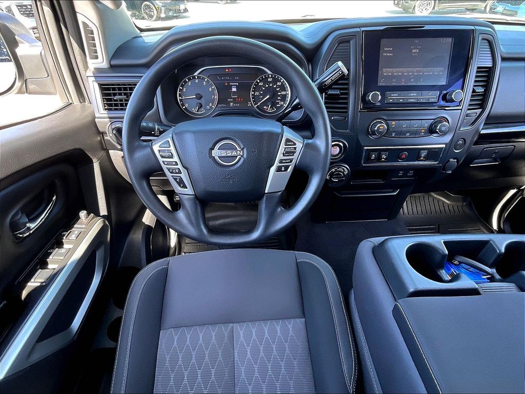 2024 Nissan Titan — photo 16