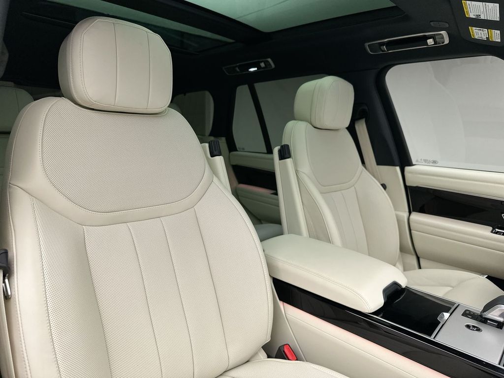 2025 Land Rover Range Rover SE 6