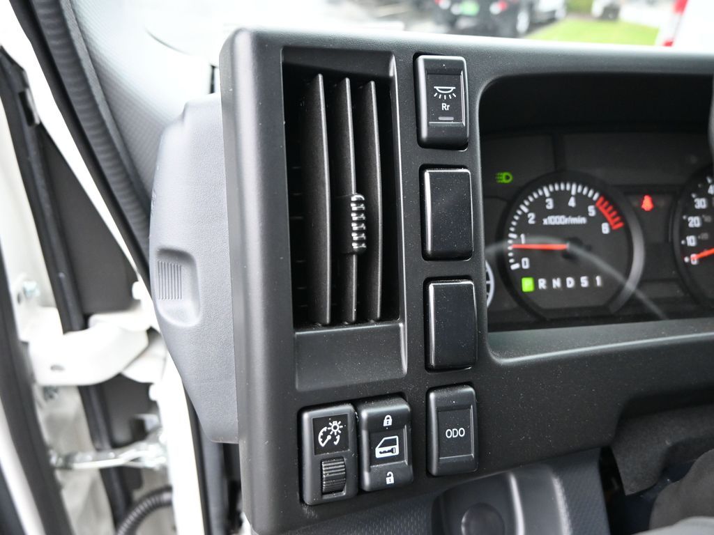2025 Isuzu NPR HD 