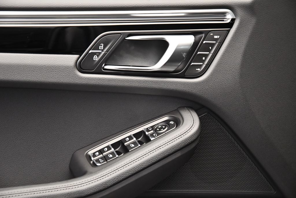 Thumbnail: 2025 Porsche Macan - 32