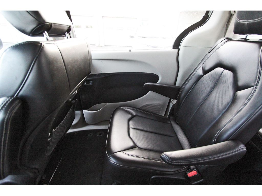 2023 Chrysler Pacifica Touring L - 11