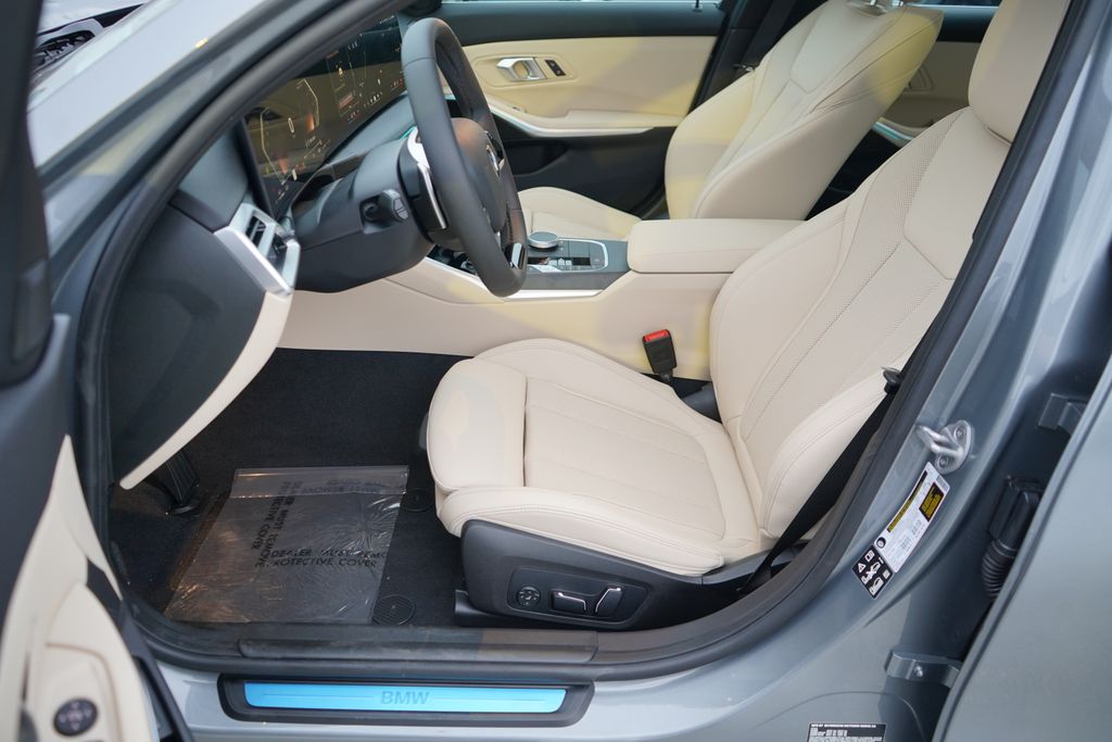 Thumbnail: 2025 BMW 3 Series - 10