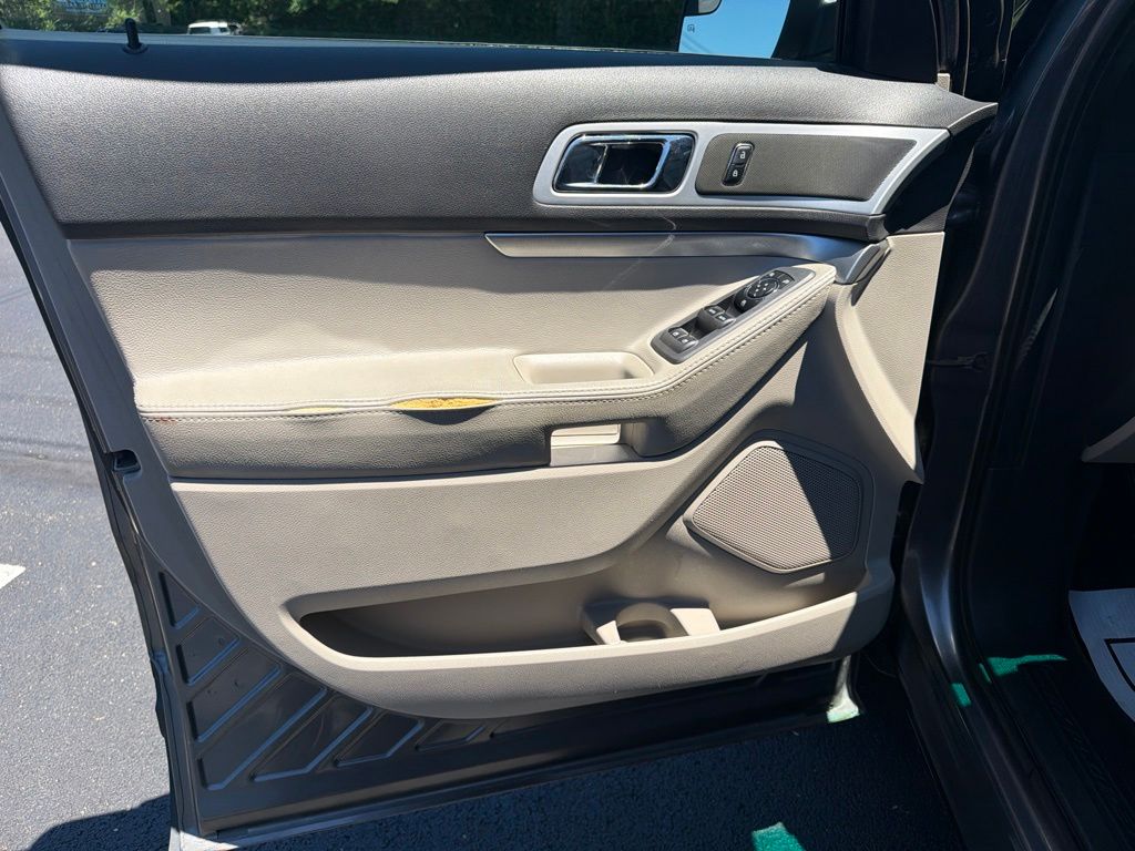Thumbnail: 2012 Ford Explorer - 17