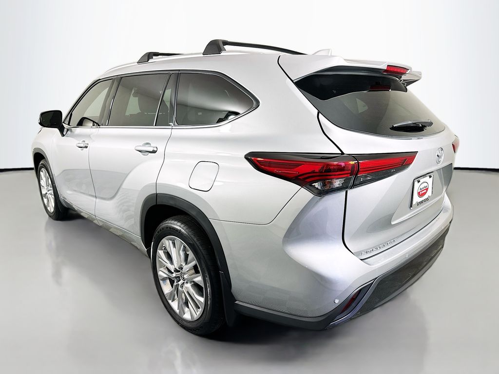 Thumbnail: 2023 Toyota Highlander - 7