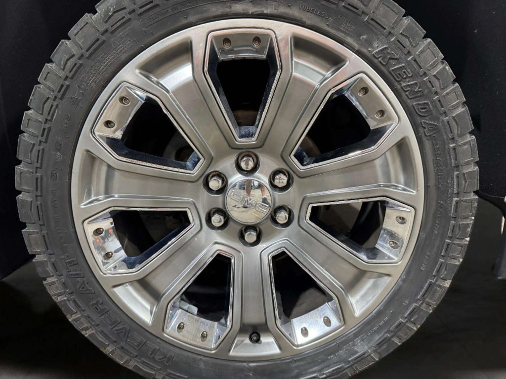 Used 2016 White Frost Tricoat GMC Denali image 31