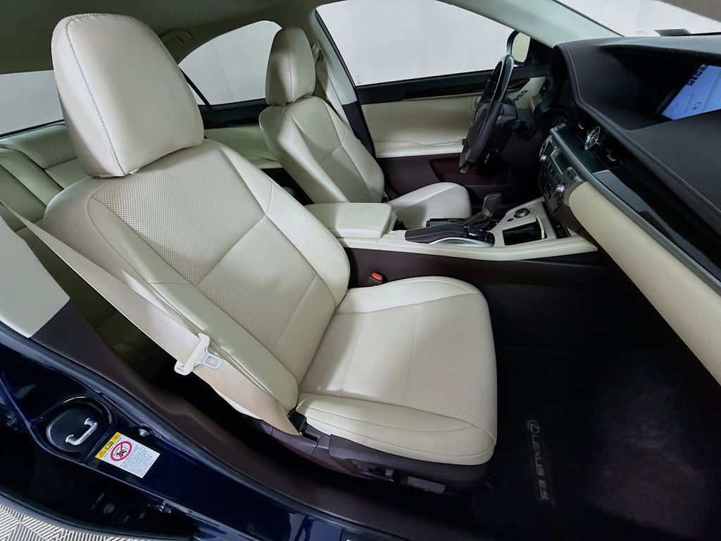 Thumbnail: 2018 Lexus ES - 29