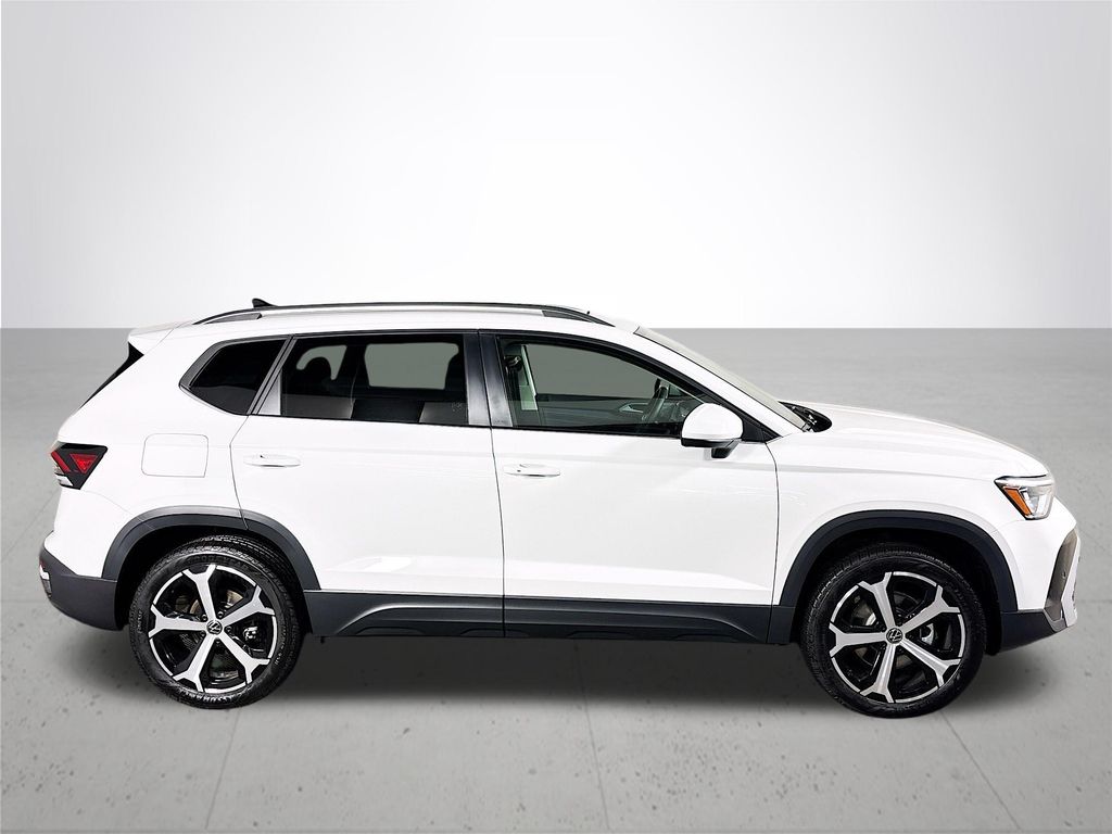 2025 Volkswagen Taos SEL photo 4