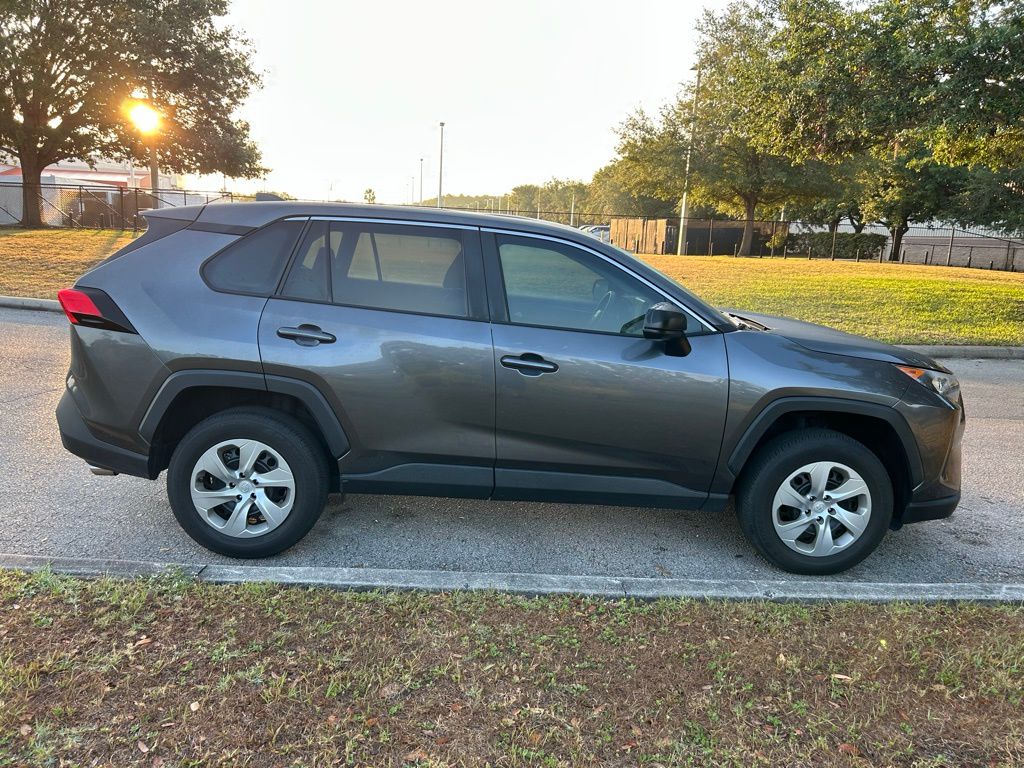 2022 Toyota RAV4 LE 6