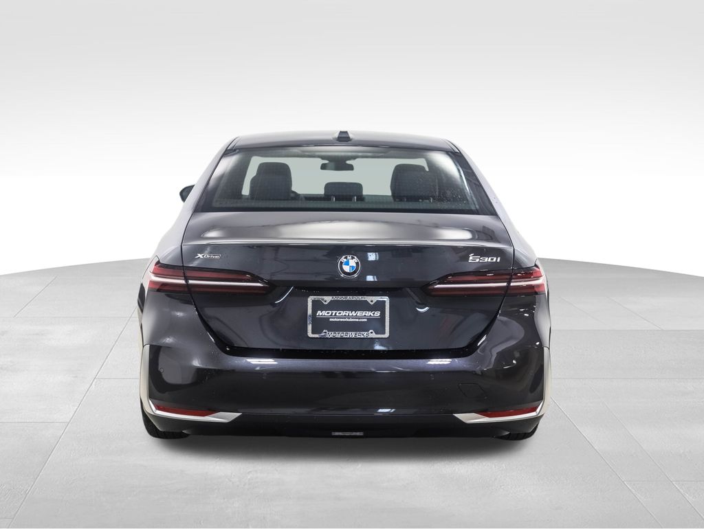 Thumbnail: 2026 BMW 5 Series - 4