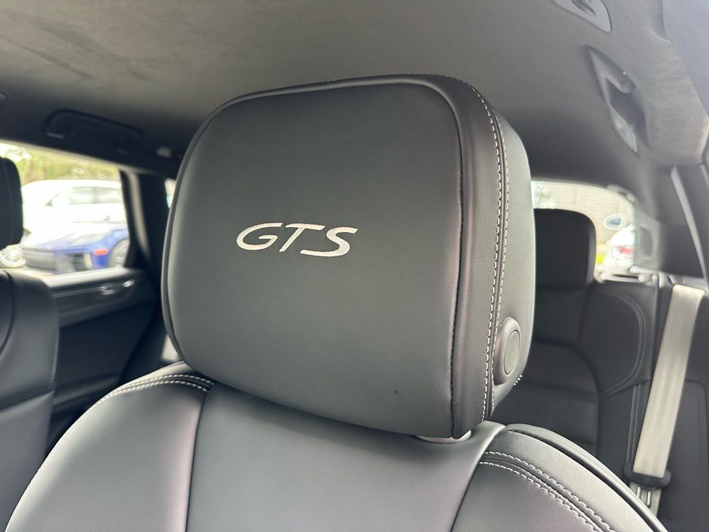 Thumbnail: 2026 Porsche Macan - 25