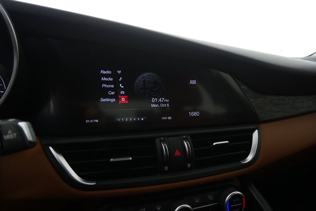 Thumbnail: 2019 Alfa Romeo Giulia - 22