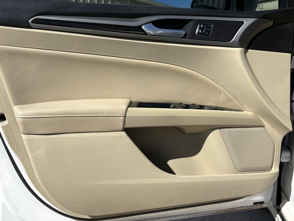 Used 2015 White Platinum Clearcoat Metallic Ford SE image 10