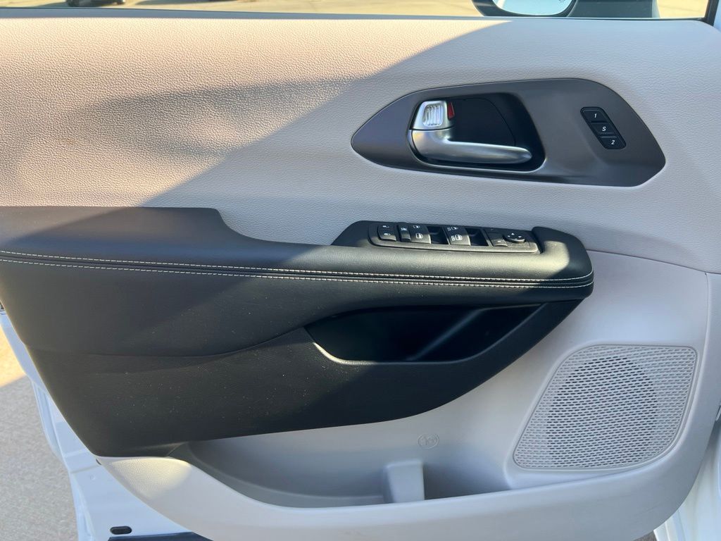 Used 2023 Chrysler Pacifica Van