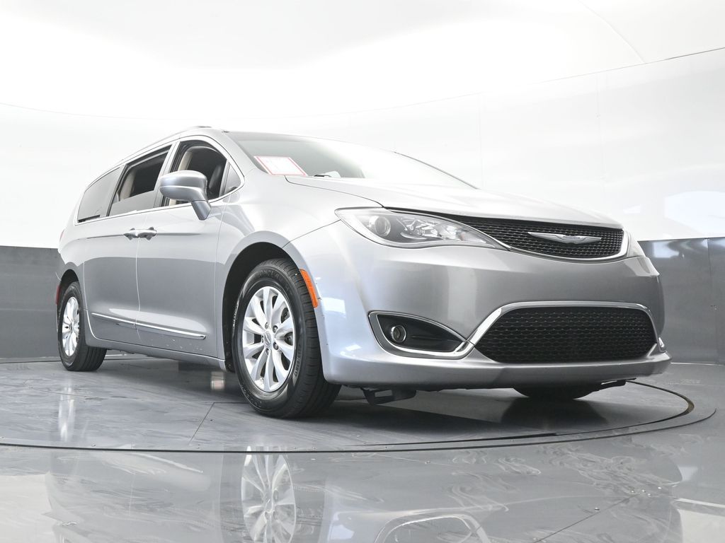 Used 2017 Billet Silver Metallic Clearcoat Chrysler Touring L image 63