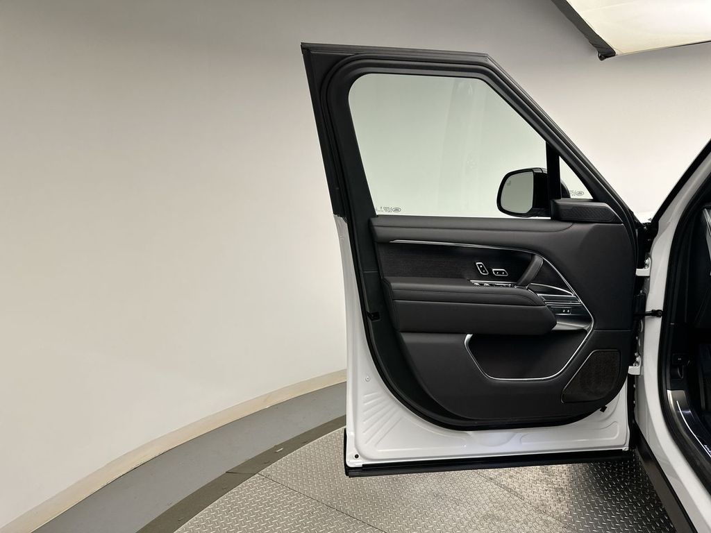2025 Land Rover Range Rover SE 10