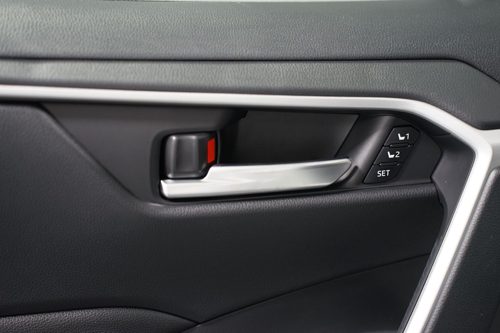 2025 Toyota RAV4 XLE Premium 32
