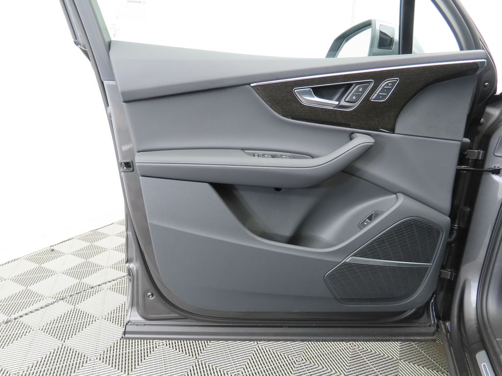 2025 Audi Q7  26