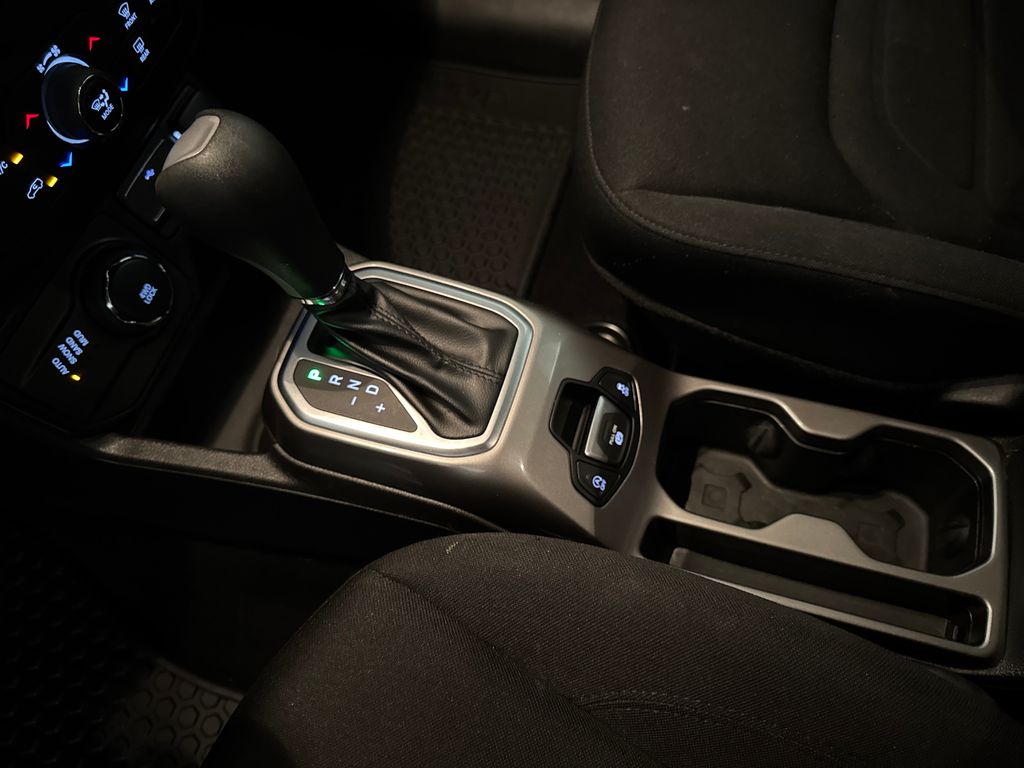 Certified Used 2022 Gray Jeep Latitude image 27