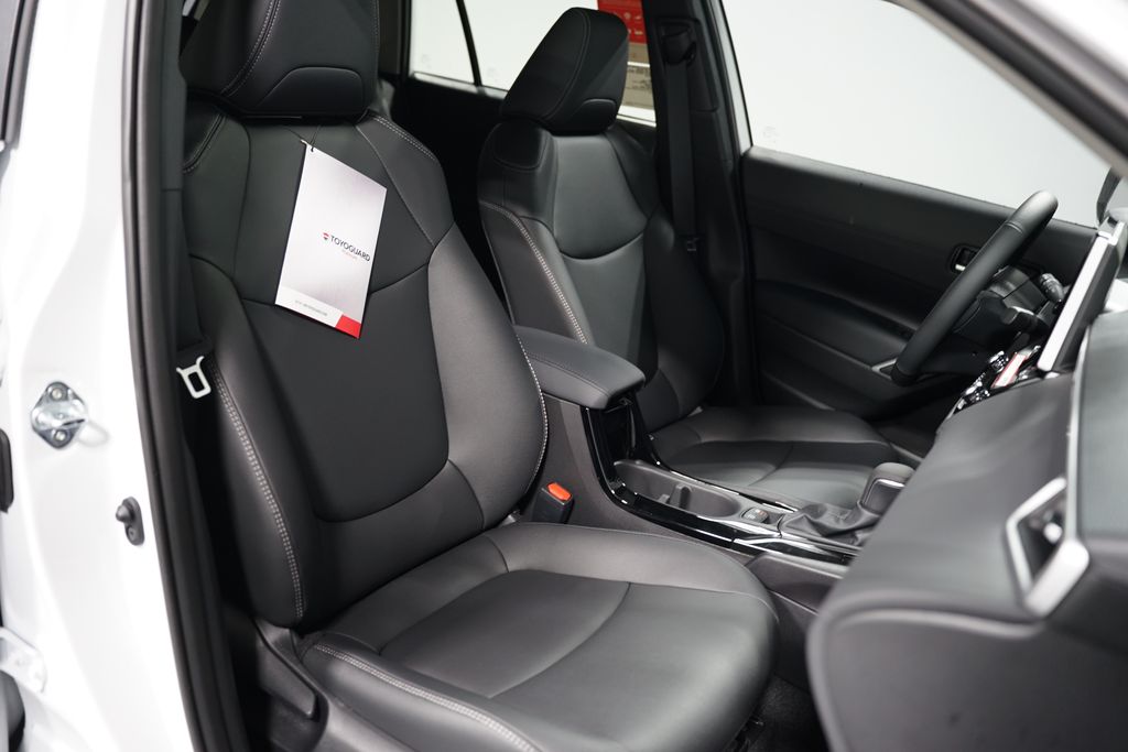2025 Toyota Corolla Cross XLE 28