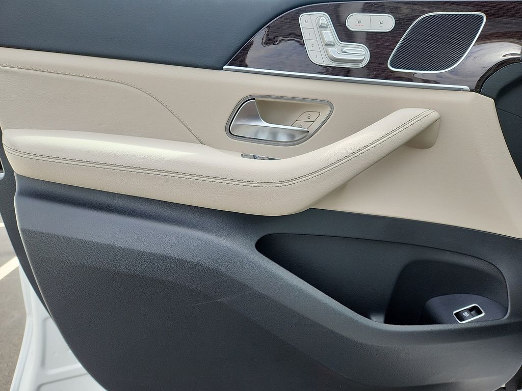 Thumbnail: 2026 Mercedes-Benz GLE - 8