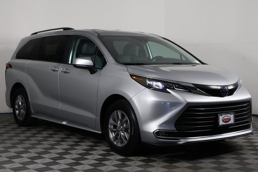 2024 Toyota Sienna XLE 3