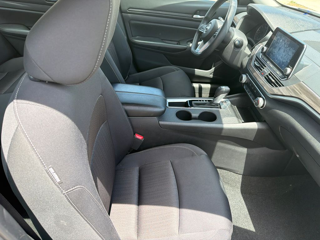 Used 2025 White Nissan 2.5 SV image 12