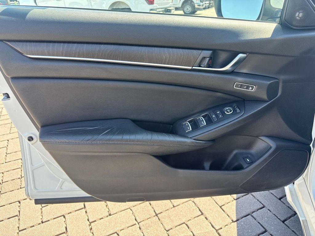 Used 2018 White Honda EX-L image 12