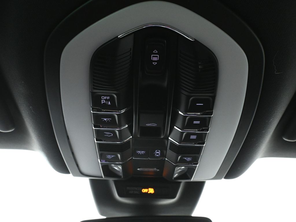 Thumbnail: 2022 Porsche Macan - 21