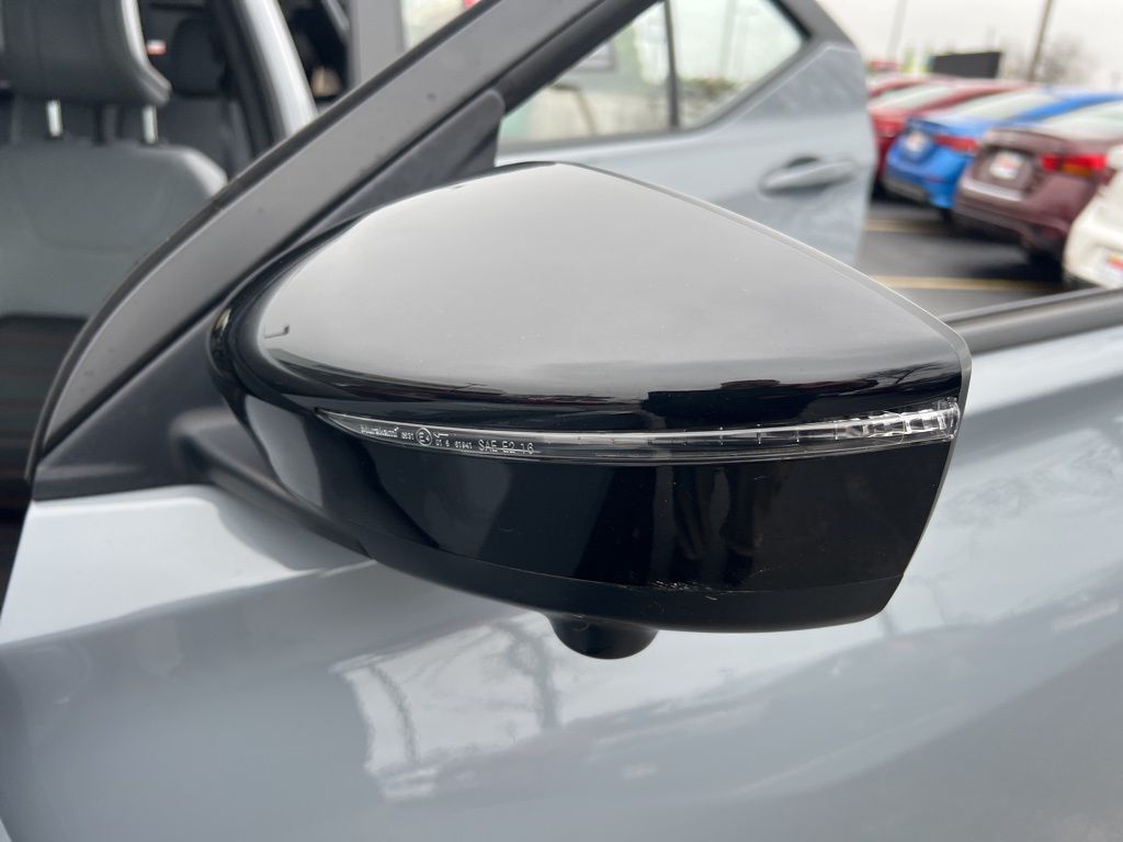 2024 Nissan Kicks SR photo