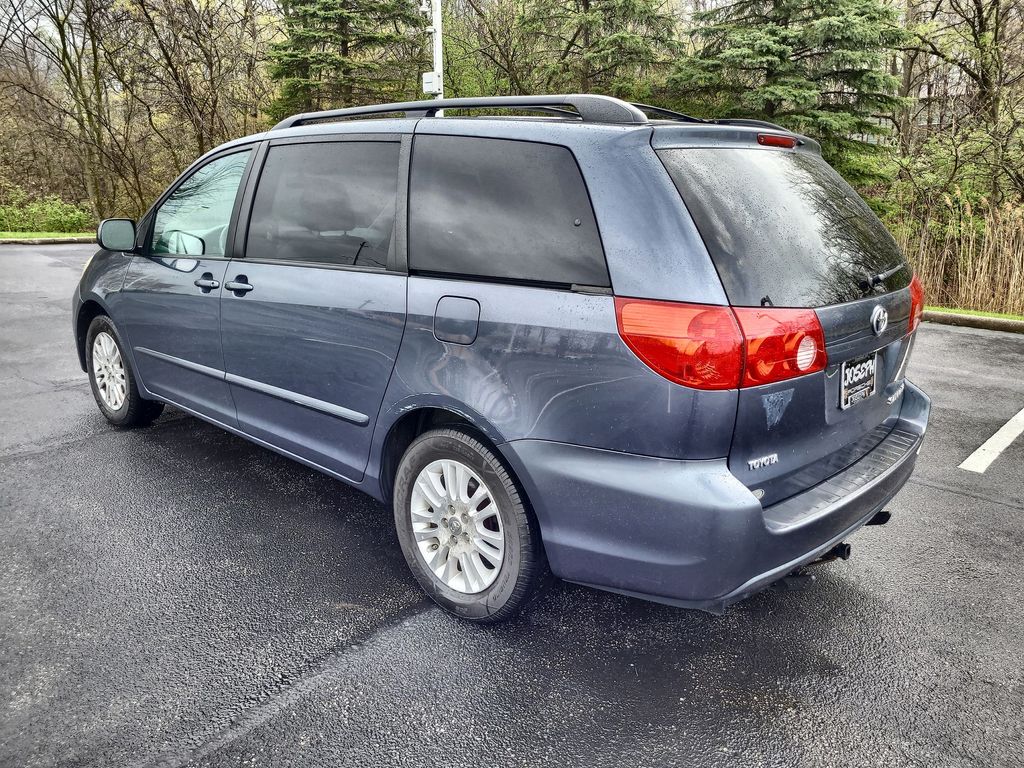 2010 Toyota Sienna XLE 4