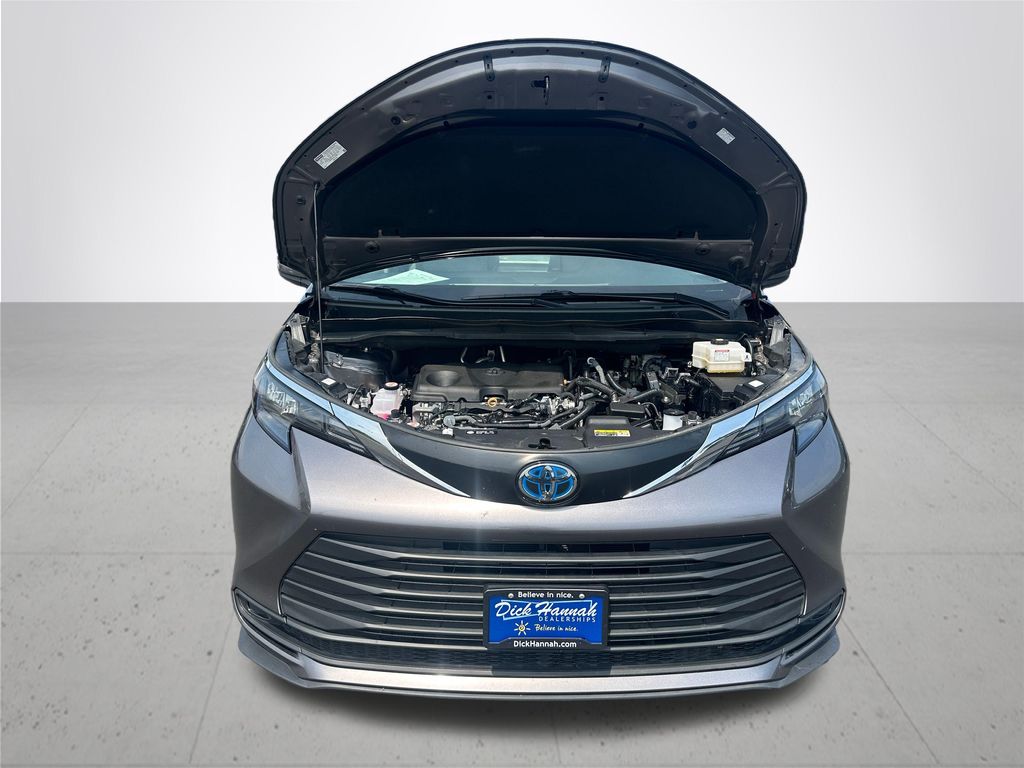 2024 Toyota Sienna LE