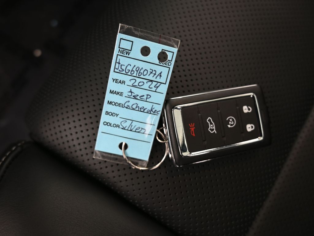 Used 2024 Silver Zynith Jeep Overland image 17