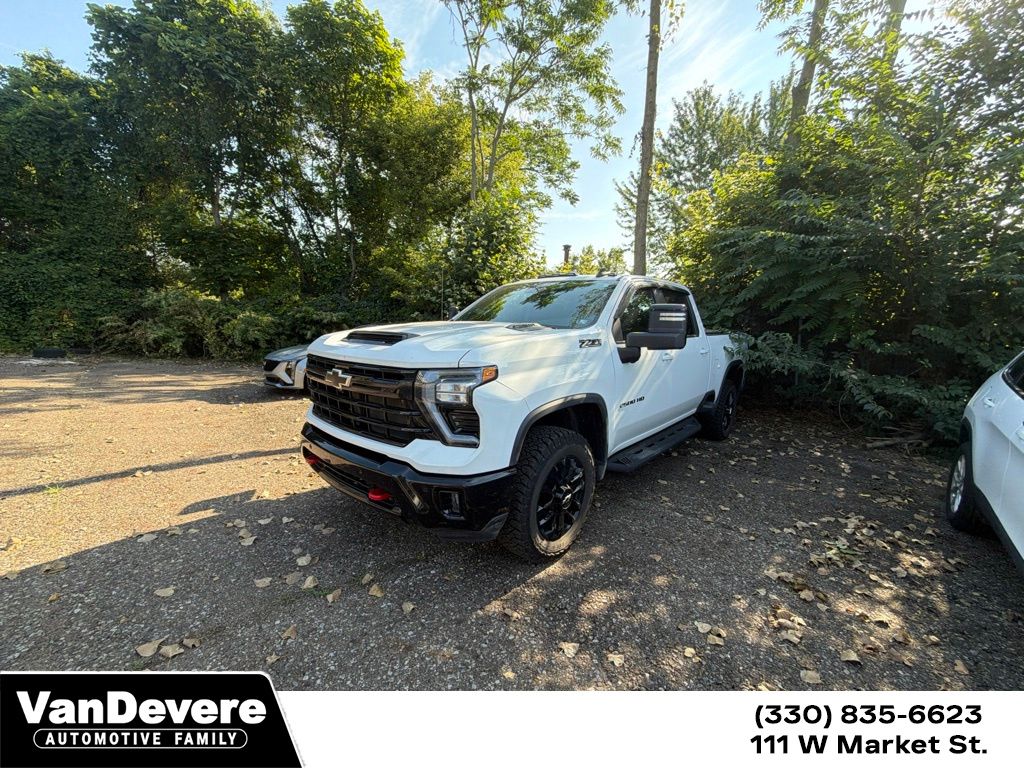 Summit White 2025 Chevrolet Silverado 2500HD Pickup Truck Four-Wheel Drive Automatic
