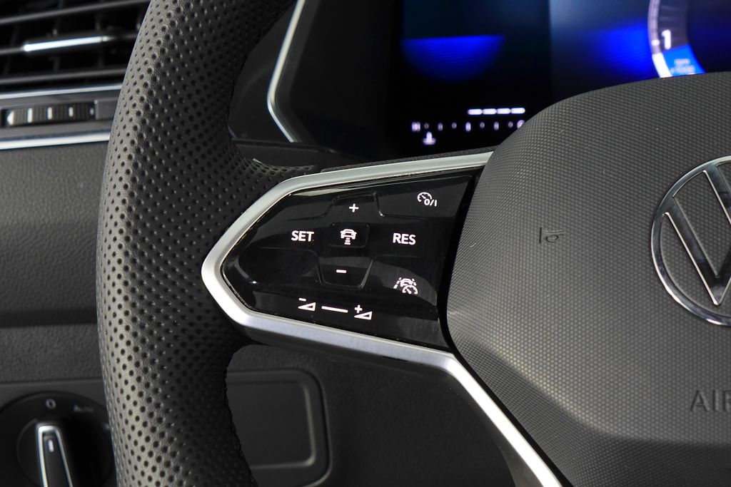 Thumbnail: 2022 Volkswagen Tiguan - 30