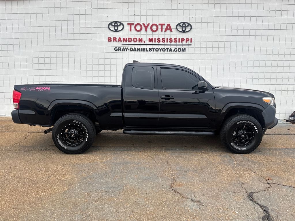 2017 Toyota Tacoma SR's photo
