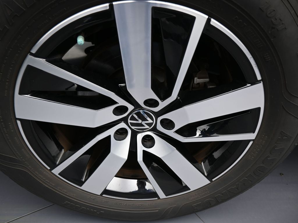 Used 2022 Deep Black Volkswagen 2.0T SE image 42