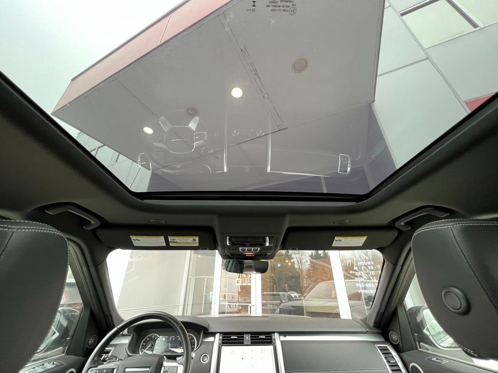 2023 Land Rover Discovery S R-Dynamic photo