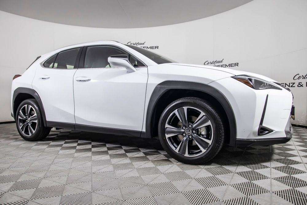 View vehicle photo 3