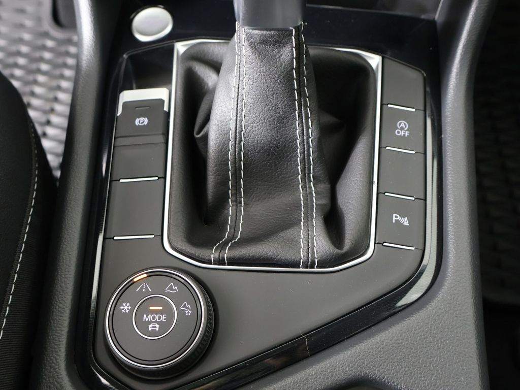 2025 Volkswagen Taos SEL - Photo 12