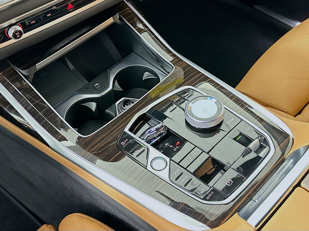 Thumbnail: 2026 BMW X7 - 15