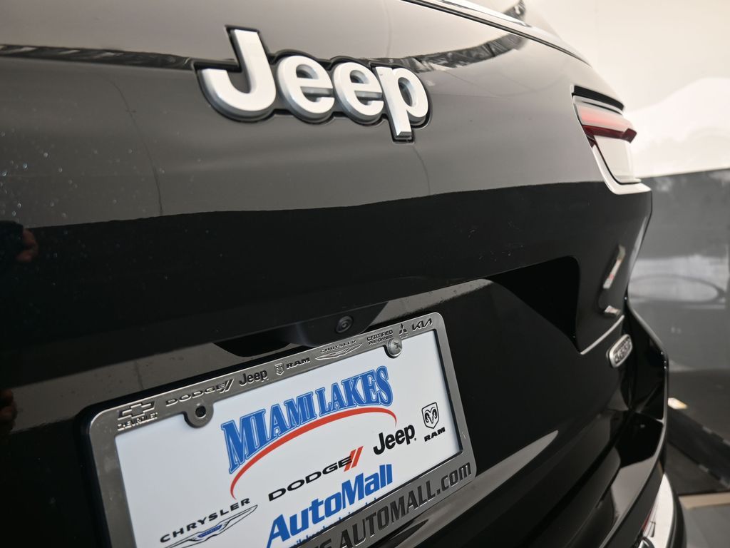 New 2025 Diamond Black Crystal Pearlcoat Jeep Overland image 34