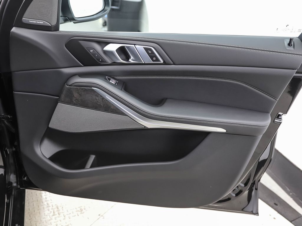 Thumbnail: 2025 BMW X7 - 32