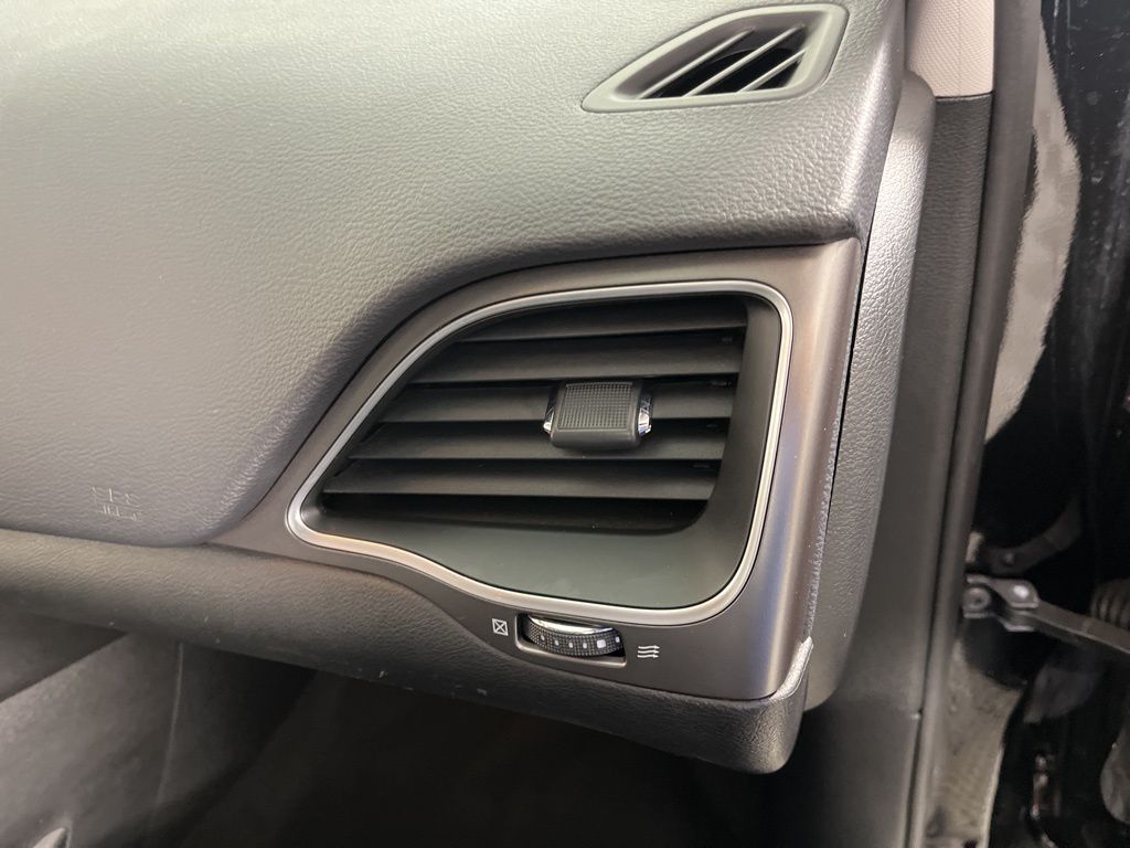 Thumbnail: 2019 Jeep Cherokee - 10