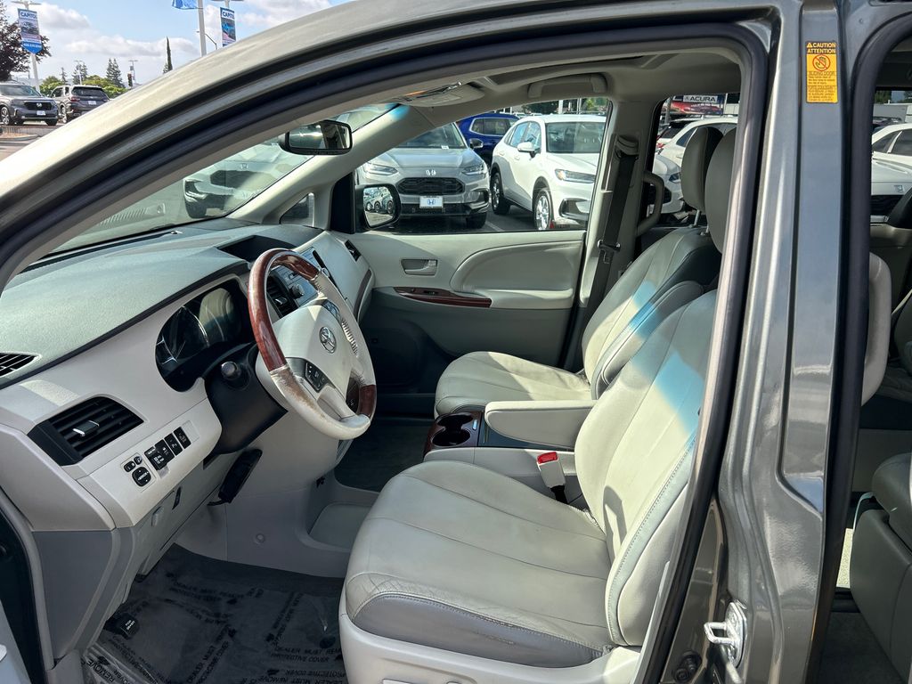 2014 Toyota Sienna XLE 10