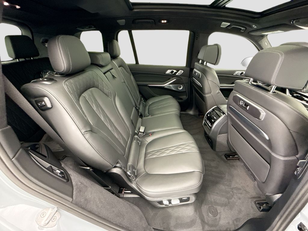 Thumbnail: 2027 BMW X7 - 21