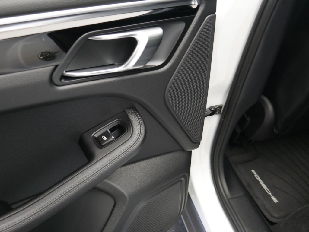 Thumbnail: 2023 Porsche Macan - 19