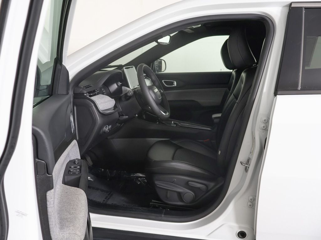 Used 2025 White Jeep Latitude image 28