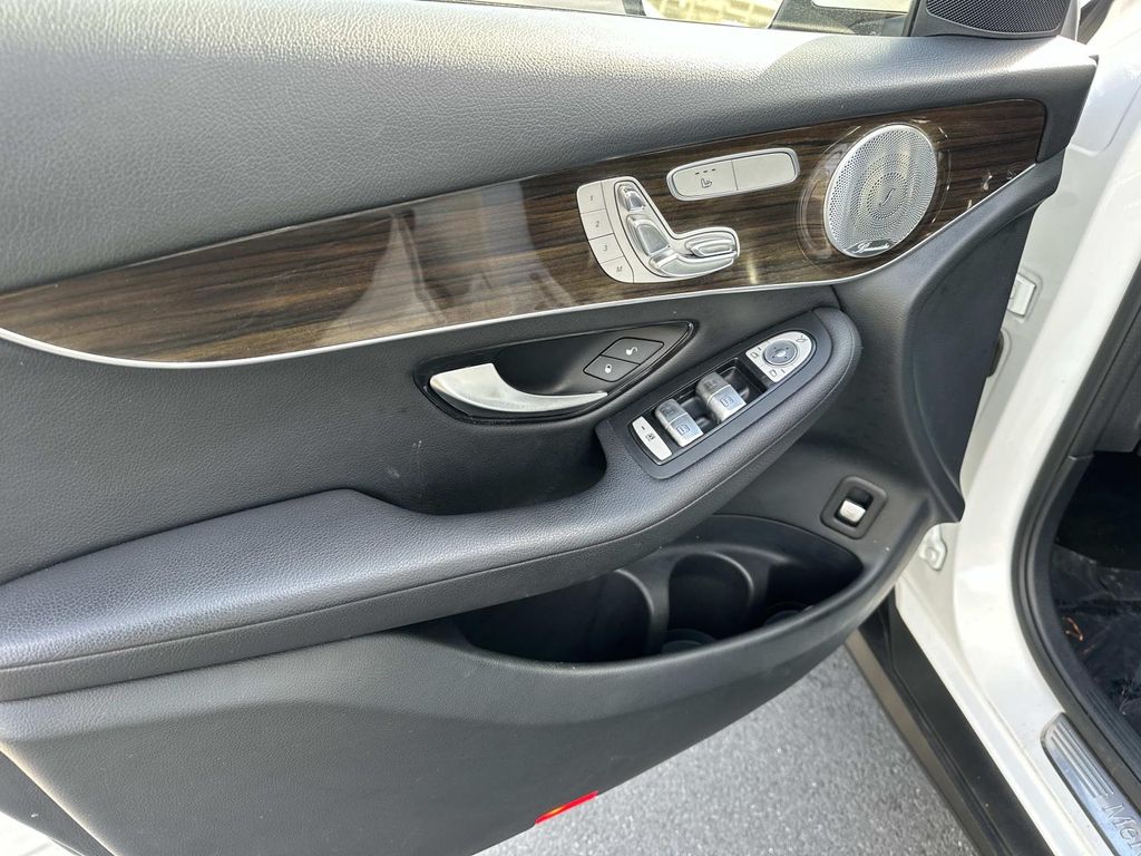 Thumbnail: 2016 Mercedes-Benz GLC - 30