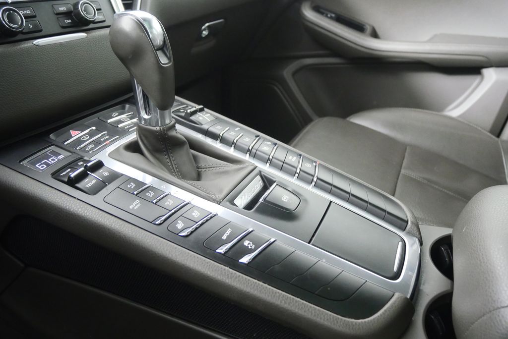 Thumbnail: 2016 Porsche Macan - 27